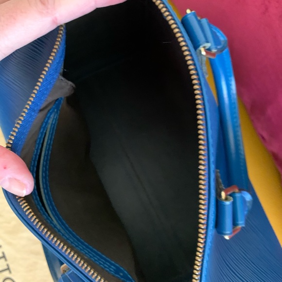 Authentic Louis Vuitton Epi Speedy 25 - Picture 3 of 12